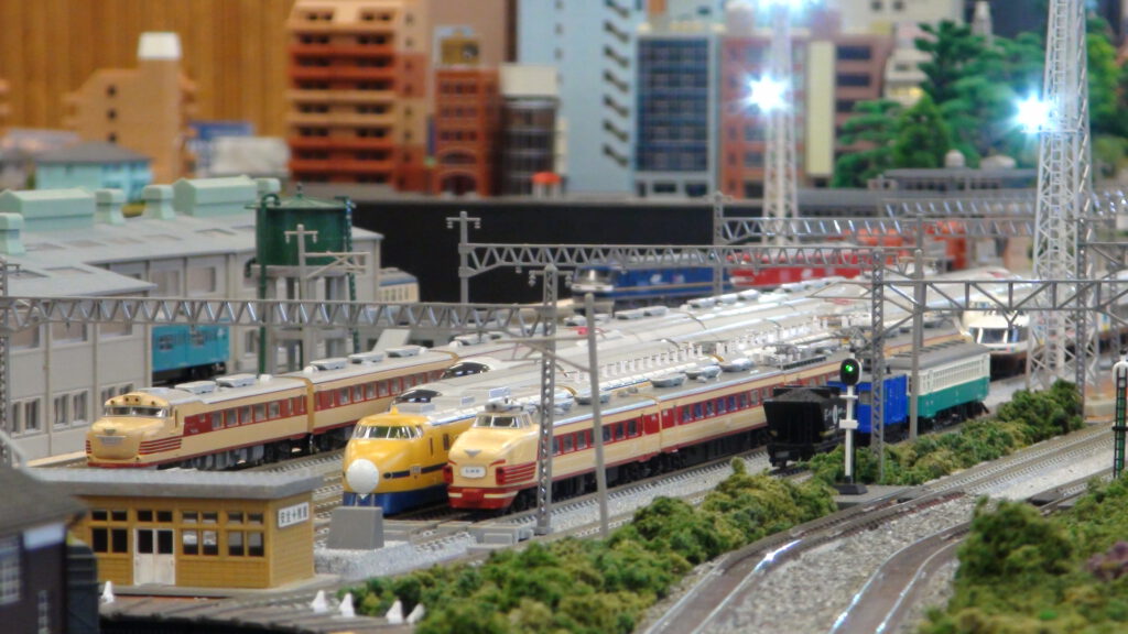 Detailierte Modellbahnanlage eines Bahnbetriebswerks auf Ausstellung in Emleben